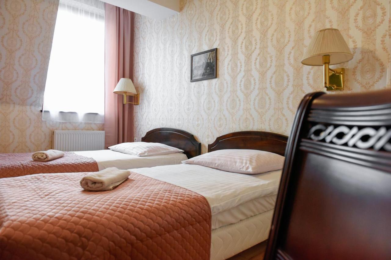 Dwor Ostoia Hotel Rymanow Exterior photo